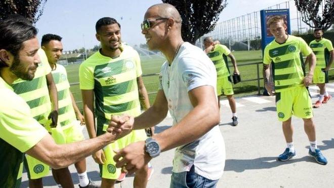 次亮相于英 次亮相于英