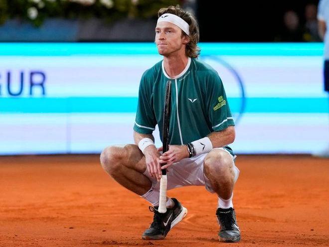 也透露了球 也透露了球